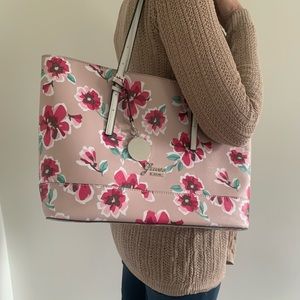 Beautiful floral Spring/Summer purse. Guess brand. Excellent condition.🌺
